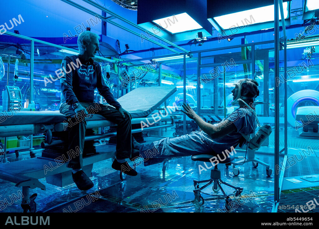 JAMES CAMERON and SAM WORTHINGTON in AVATAR: THE WAY OF WATER, 2022, directed by JAMES CAMERON. Copyright 20TH CENTURY STUDIOS.
