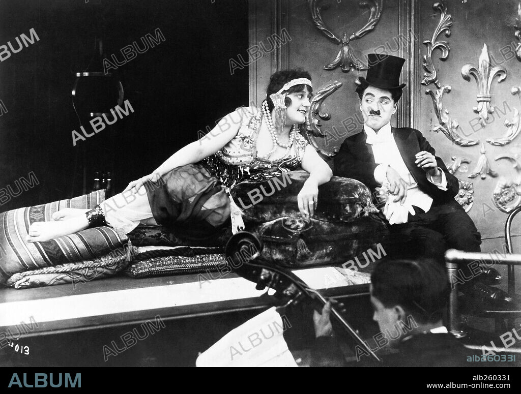 CHARLIE CHAPLIN en CHARLOT EN EL TEATRO [CHARLOT AL MUSIC HALL], 1915 (A NIGHT IN THE SHOW), dirigida por CHARLES CHAPLIN. Copyright ESSENAY.