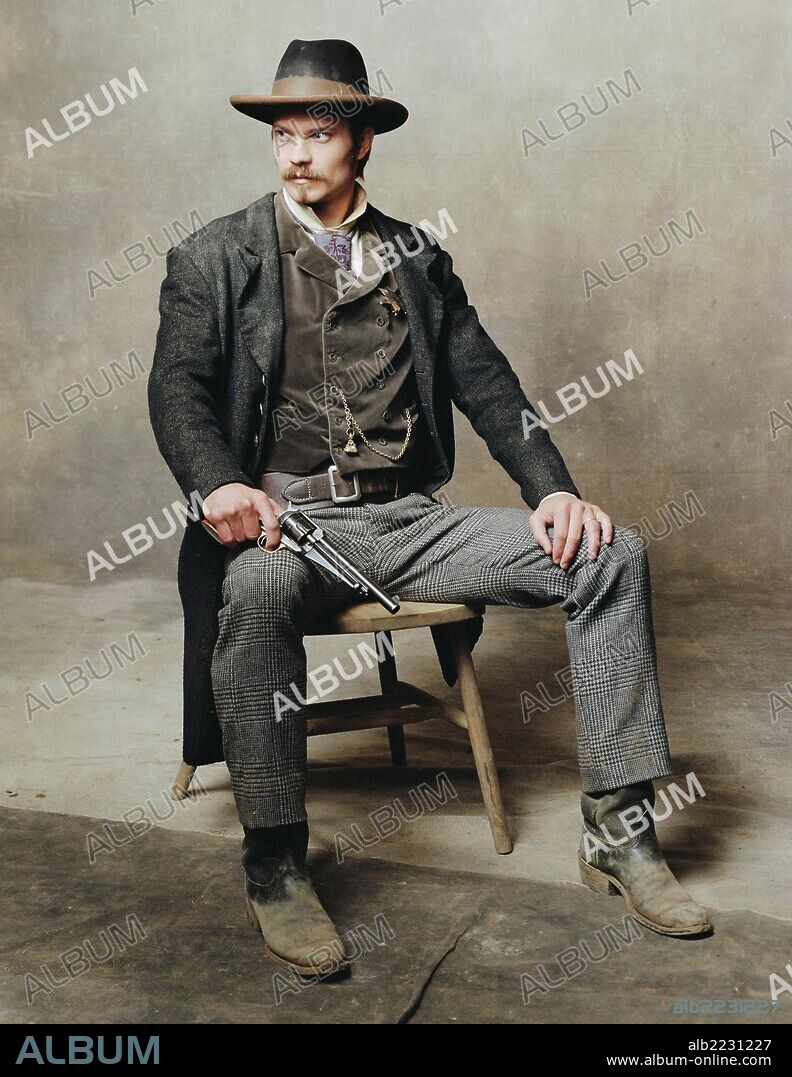 TIMOTHY OLYPHANT in DEADWOOD, 2004, directed by ALAN TAYLOR, DAVIS GUGGENHEIM, EDWARD BIANCHI, MICHAEL ALMEREYDA and WALTER HILL. Copyright HBO.