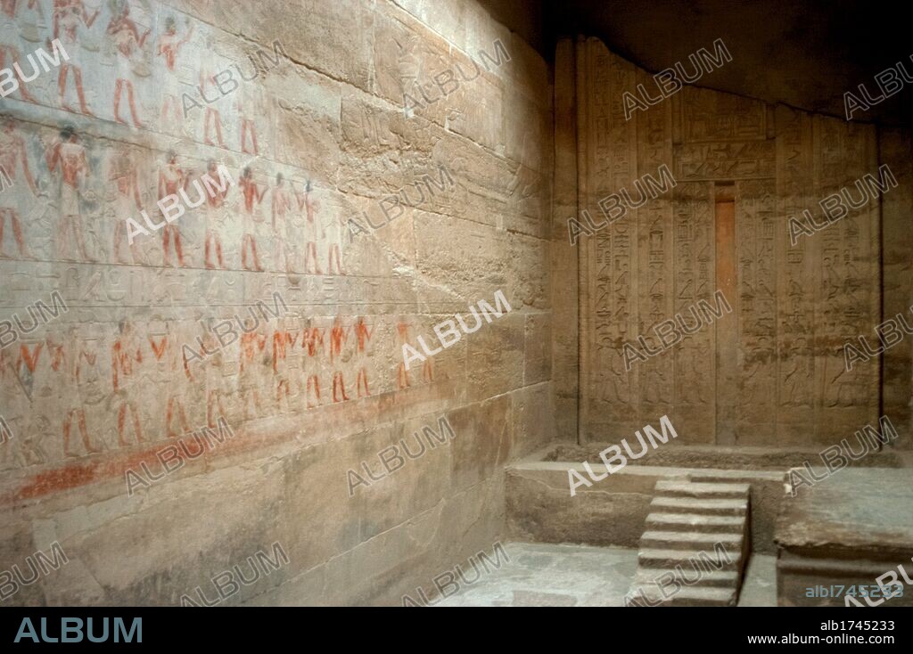 ARTE EGIPCIO. EGIPTO. IMPERIO ANTIGUO. VI DINASTIA. MASTABA DE KAGEMNI (2350 a. C.). Situada en el lado norte de la Pirámide de Teti. Kagemni fue un alto funcionario del faraón. Vista de la SALA DE LA ESTELA DE FALSA PUERTA, con RELIEVES QUE REPRESENTAN A SERVIDORES PORTANDO OFRENDAS AL KA DEL DIFUNTO. SAKKARA.