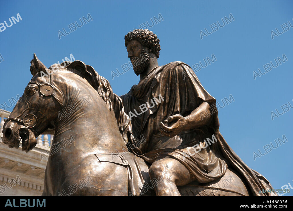 MARCO AURELIO (Roma, 121 d. C-Viena, 180 d. C). Filósofo estoico y emperador romano de la Dinastía Antonina (161-192). Copia de un original romano de la ESTATUA ECUESTRE DE MARCO AURELIO ubicada en el centro de la Piazza del Campidoglio (Plaza Capitolio). Roma. Italia.