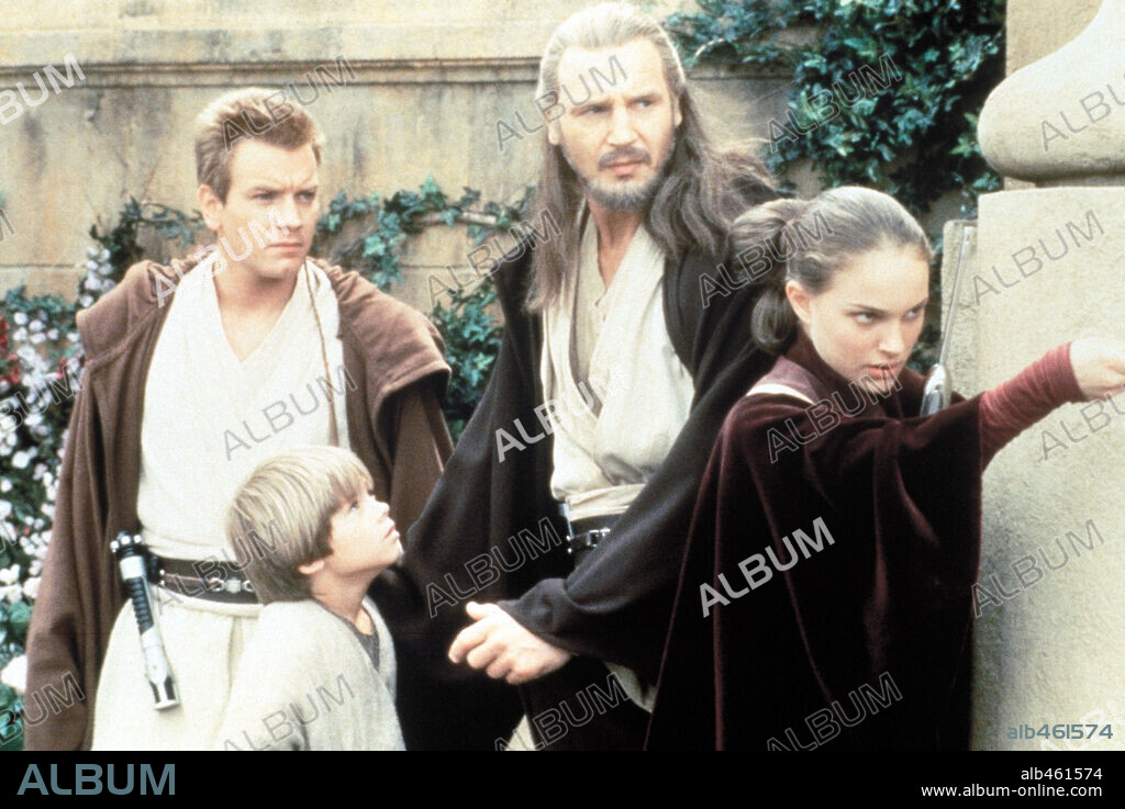 EWAN McGREGOR, JAKE LLOYD, LIAM NEESON and NATALIE PORTMAN in STAR WARS: EPISODE I-THE PHANTOM MENACE, 1999, directed by GEORGE LUCAS. Copyright LUCAS FILM LTD & TM / HAMSHERE, KEITH.