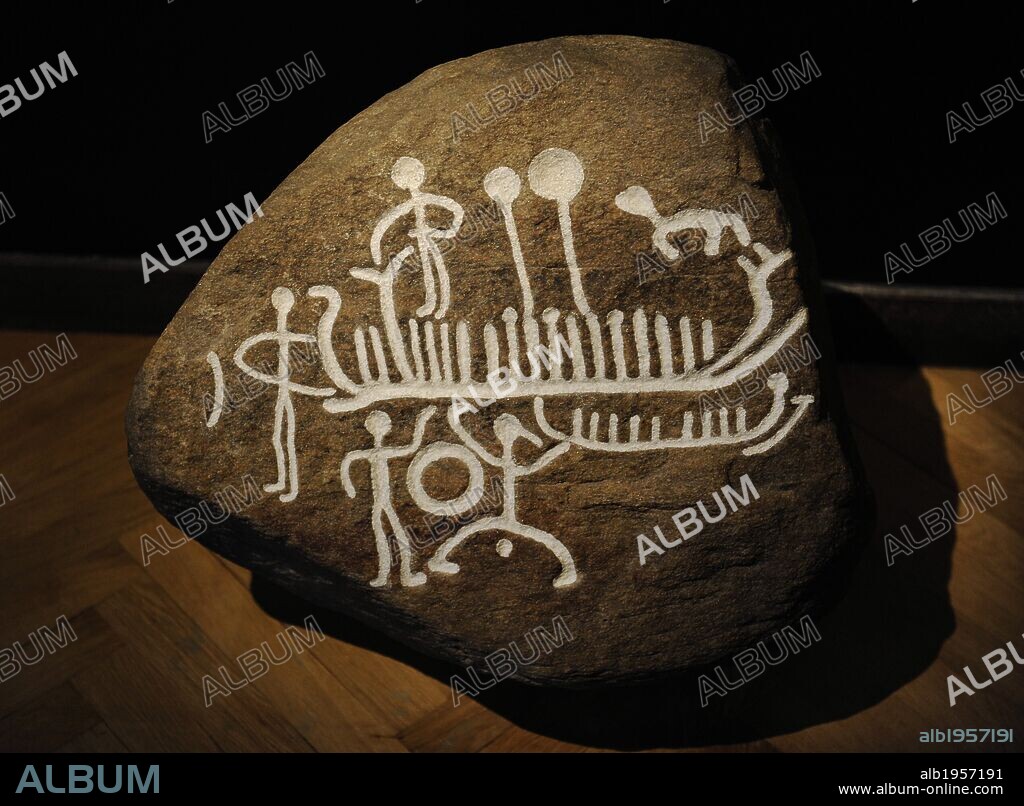ARTE PREHISTORIA. NORTE DE EUROPA. EDAD DE LOS METALES. EDAD DEL BRONCE. Imágenes del sol. Sobre la piedra una imagen que representa el símbolo del sol en un barco. Roca tallada. Una de las piedras localizadas en Jagesborg Dyrehave, norte de Copenhague, 1100-700 a. C. Museo Nacional. Copenhague. Dinamarca.