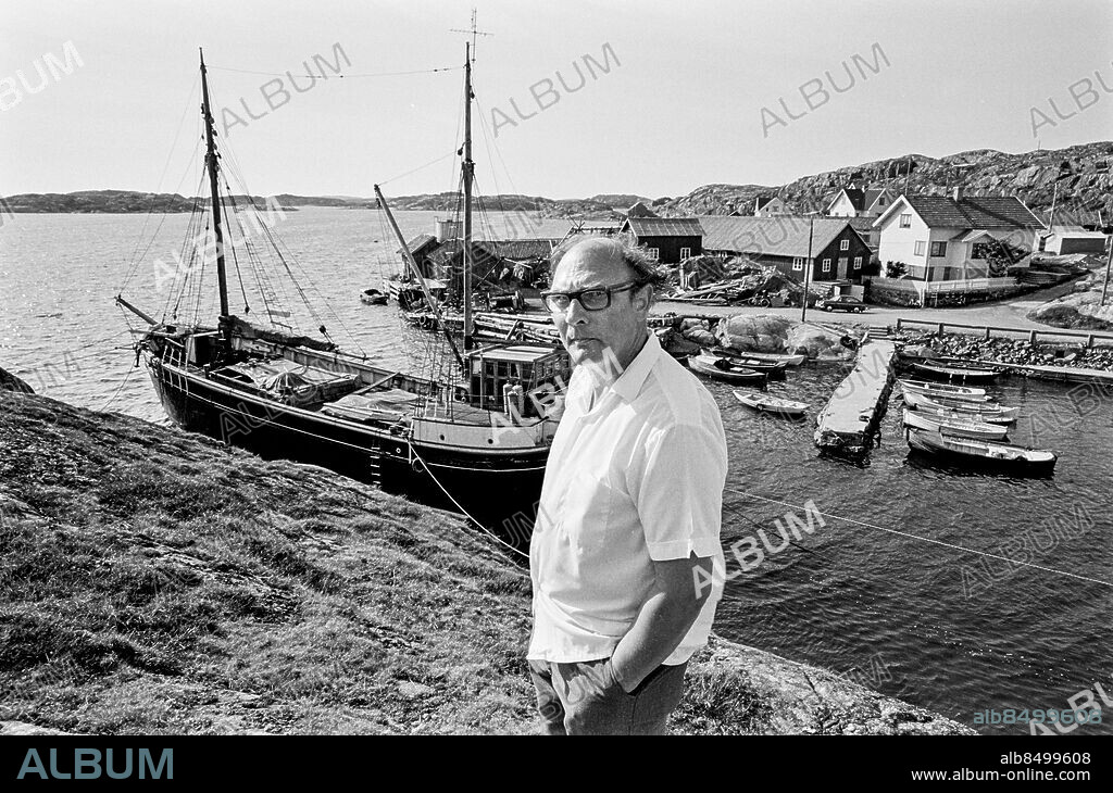 1970-06-16.. Göran Littke, TV-producent, som i sex sommarsamtal ska belysa begreppet fritid i TV. Han ses här i Nordviksstrand på Tjörn.. Foto: Bertil S-son Åberg / RiR / SVT / Kod: 5600. Reportage publ. i RiR 28/70 sid. 8-9, 50 inför TV-programmet Fritiden och jag. Sommarsamtal i väntan på en kaj.. RiR 19879 sv/v neg  . Handen i fickan Skärgård Båtar.
