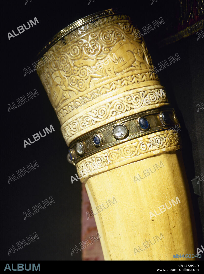 ARTE CAROLINGIO. PRE-ROMANICO. ALEMANIA. OLIFANTE DE CARLOMAGNO. Detalle. Realizado en marfil y ricamente decorado. Fechado hacia el año 1000. Los olifantes eran instrumentos de viento tallados en colmillos de elefante, utilizados por los caballeros durante la Edad Media, para hacer sonar como señal de aviso. Tesoro de la Catedral de Aquisgrán. Alemania. Europa.