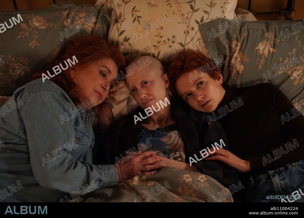 Catherine Dorléac, ANDREA RISEBOROUGH und MORGAN SAYLOR. ANDREA RISEBOROUGH, CATHERINE DENEUVE und MORGAN SAYLOR in AU FIL DES SAISONS, 2024.