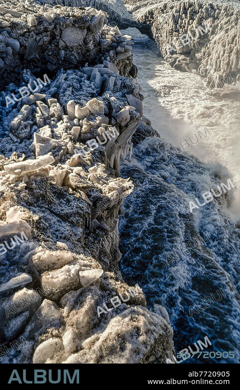 Gelber Fluss / Huang He (China), Hukou-Wasserfall (Wasserfall im Mittellauf des Gelben Flussen zwischen den Kreisen Jixian, Provinz Shanxi, und Yichuan, Provinz Shaanxi; Fallhöhe 30 Meter). - Ansicht im Winter. - Foto, Januar 2004.