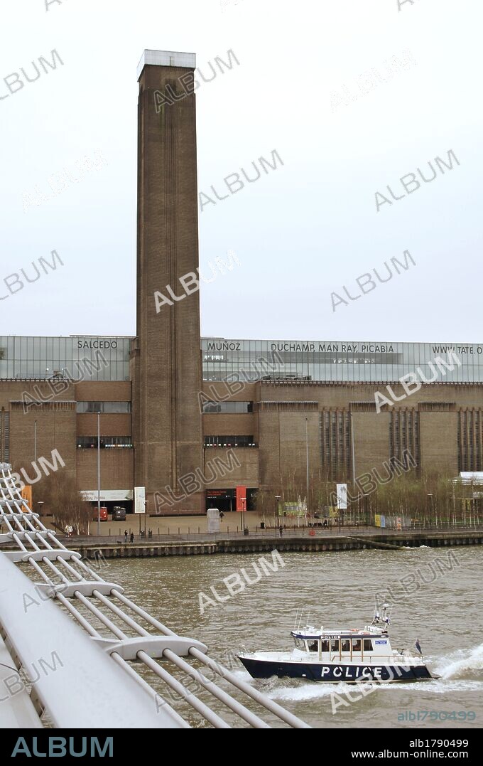 Tate Modern. Exterior view of the gallery installed in the old Bankside Power Station. It was designed by architects Herzog and Meuron. London. England. UK.