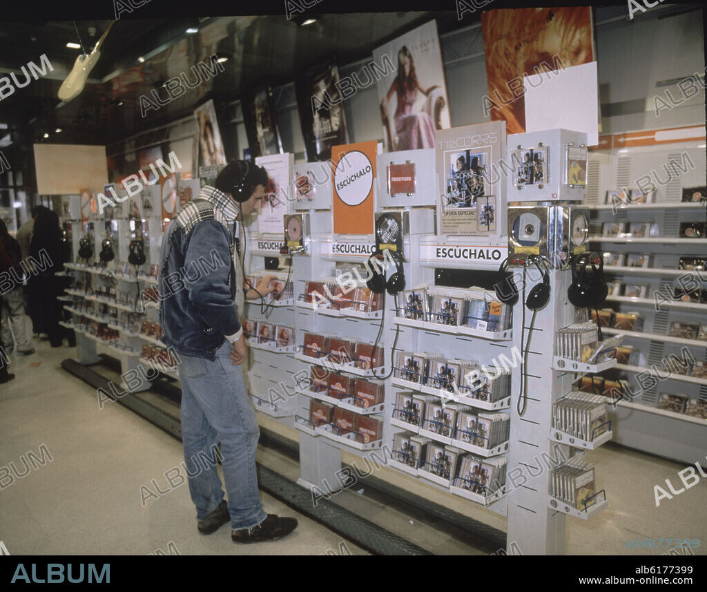 TIENDA DE MUSICA - CLIENTE OYENDO MUSICA.