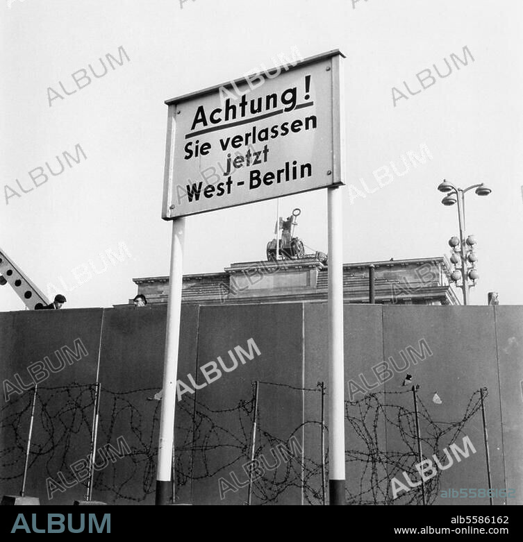 Berlin, Mauerbau. "Achtung! Sie verlassen jetzt West-Berlin". Schild vor dem durch den Mauerbau geschlossenen Übergang Brandenburger Tor. Foto, November 1961.