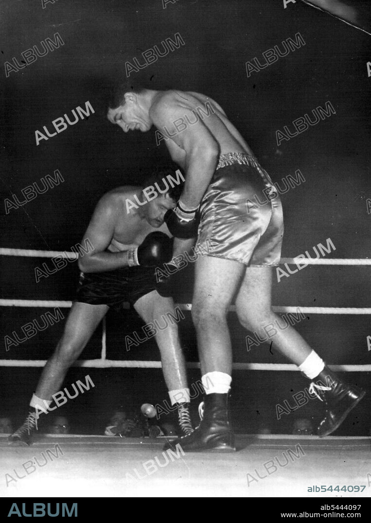 'Pottie' Dwars With Canadian Ewart (Pottie) Potgieter, 7ft 2in South African, gazes down at 6ft. 5in. Canadian James J. Parker in a clash at close quarters during their 10-round heavyweight contest at Harringay Arena, London, to-night (Tuesday). November 15, 1955. (Photo by Reuterphoto).
