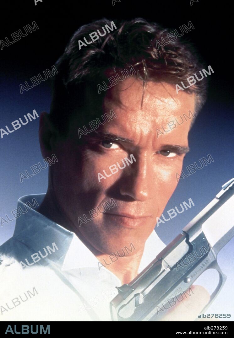 ARNOLD SCHWARZENEGGER in TRUE LIES, 1994, directed by JAMES CAMERON. Copyright 20TH CENTURY FOX.