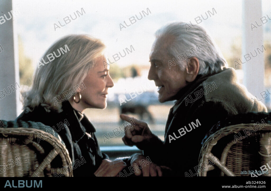 KIRK DOUGLAS y LAUREN BACALL en DIAMONDS, 1999, dirigida por JOHN ASHER. Copyright TOTAL FILMS.
