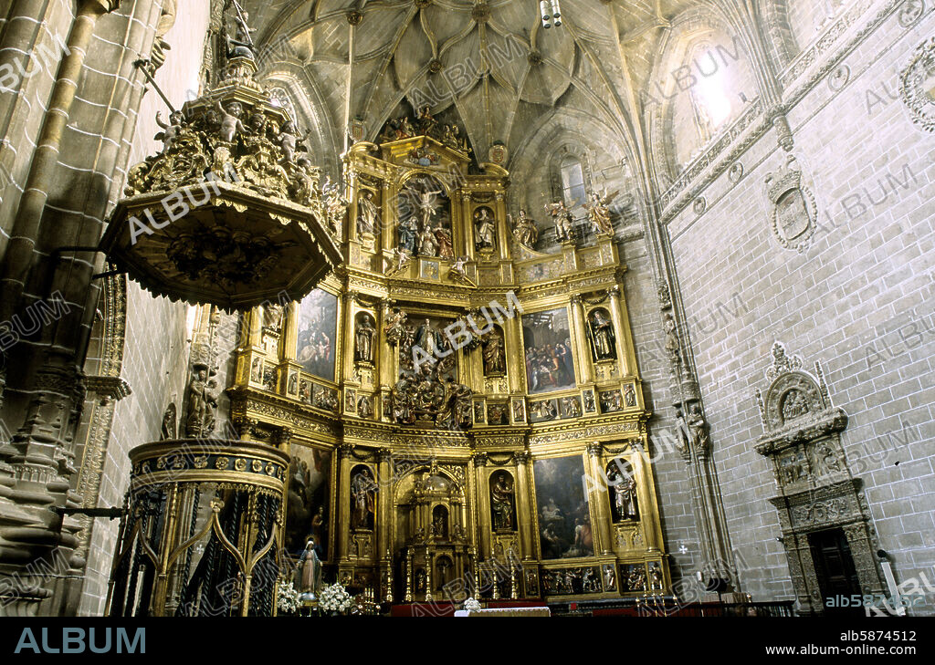 Plasencia; interior de Catedral; pulpito y altar / retablo barroco (Gregorio Fernandez, s. XVII); naves central y lateral.