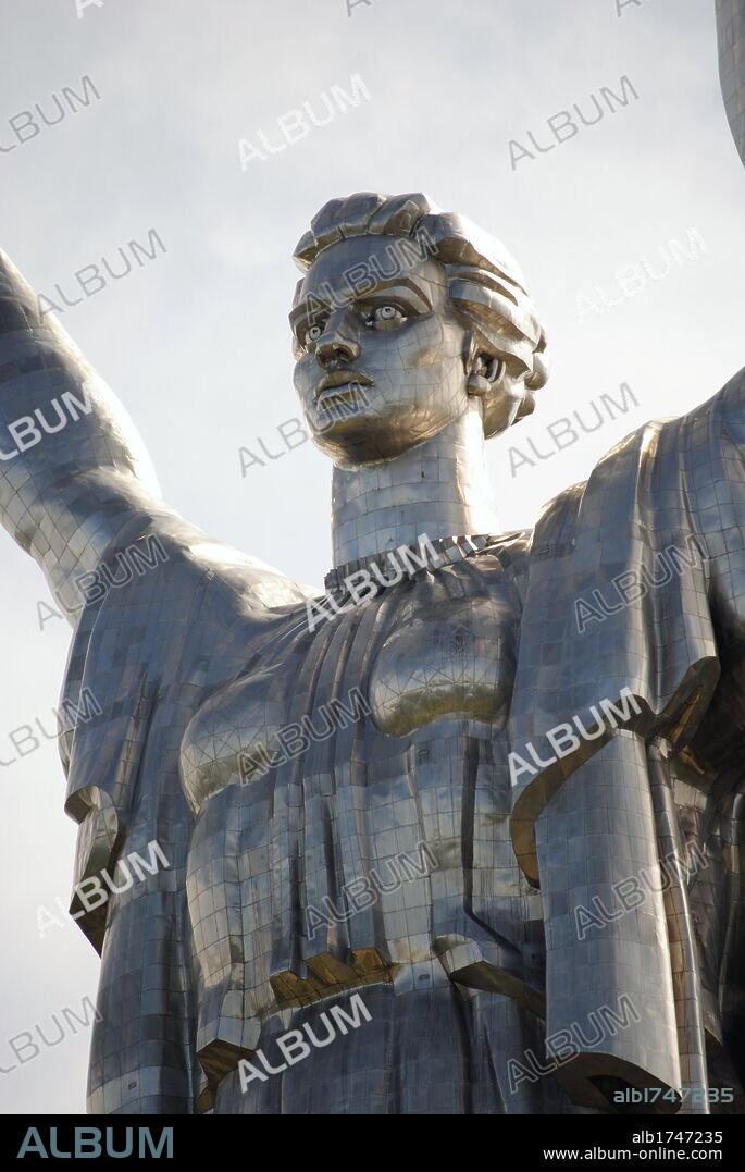 Ucrania. Kiev (Kyiv). Monumento a la Madre Patria, en homenaje a la liberación de Ucrania de la ocupación nazi. Erigido en 1982 por Evgenij Viktorovich Vuchetich (1908-1974) y Vasily Boroday. Titanio. Ubicado en el Memorial de la Gran Guerra Patria.