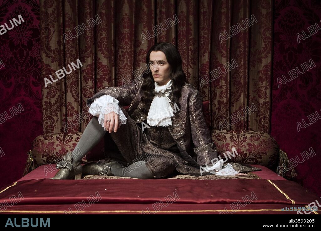 ALEXANDER VLAHOS en VERSAILLES, 2015, dirigida por DAVID WOLSTENCROFT y SIMON MIRREN. Copyright CAPA DRAMA/INCENDO PROD/ZODIAK MEDIA GROUP. temporada 2.
