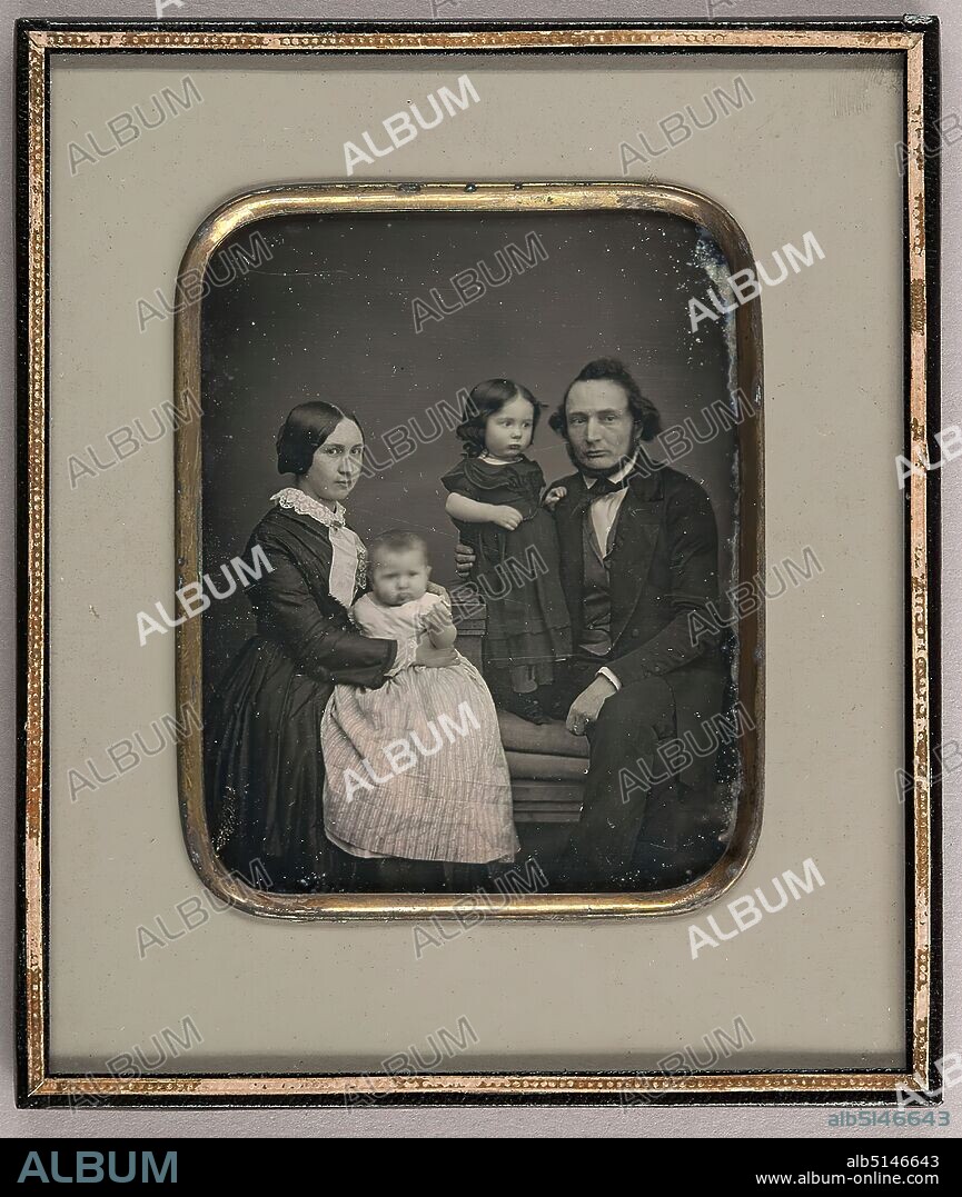 Hermann Linde, Dr. Gottlob Christian Reuter from Lübeck with his wife Elise, née Trummer, and two children, daguerreotype, picture size: height: 9.40 cm; width: 7.40 cm, inscribed: verso center: in lead: Dr. Chri. Reuter with wife, (née Trummer) and his, two children, and stamp of the Staatliche Landesbildstelle Hamburg, portrait photography, baby, infant (age), man, woman, girl, parents, children, group portrait, sitting figure, standing figure, family, kinship, descent.