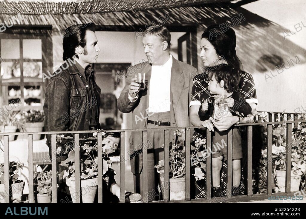 PELICULA : CUANDO LOS NIÑOS VIENEN DE MARSELLA , 1974. DIRECTOR , JOSE LUIS SAENZ DE HEREDIA. ACTORES , MANOLO ESCOBAR , NTONIO GARISA , SARA LEZANA.