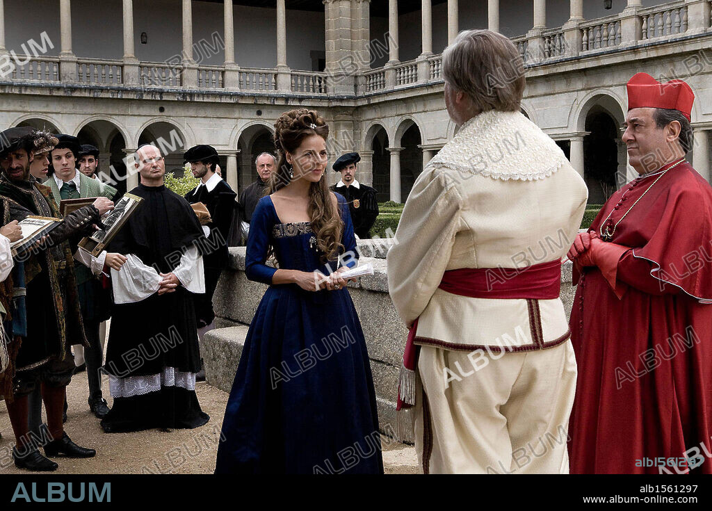 JOSE ANGEL EGIDO and MIRYAM GALLEGO in AGUILA ROJA, LA PELICULA, 2011, directed by JOSE RAMON AYERRA. Copyright GLOBO MEDIA.