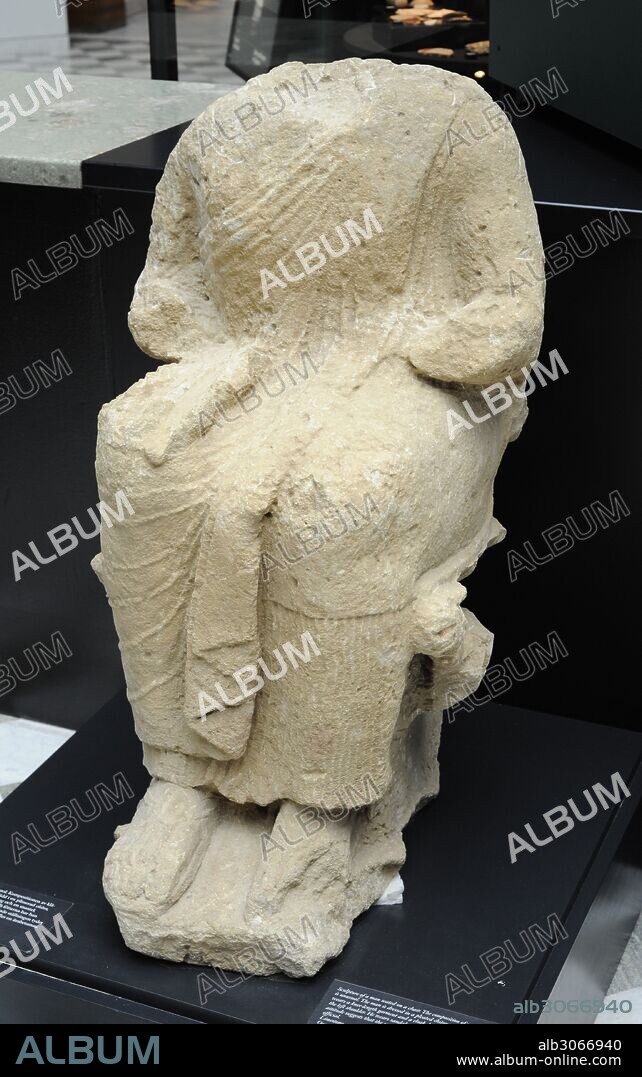 Escultura de un hombre sentado en un silla. Piedra caliza. Hacia 500 a. C. Procedente de Oura, Chipre. Museo del Mediterráneo y Antigüedades del Oriente Próximo (Museum of Mediterranean and Near Eastern Antiquities). Estocolmo. Suecia.
