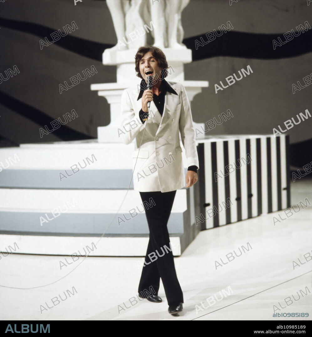 The German pop singer and actor during a performance at the ZDF hit parade in the 1970s, at the time of his greatest musical successes.