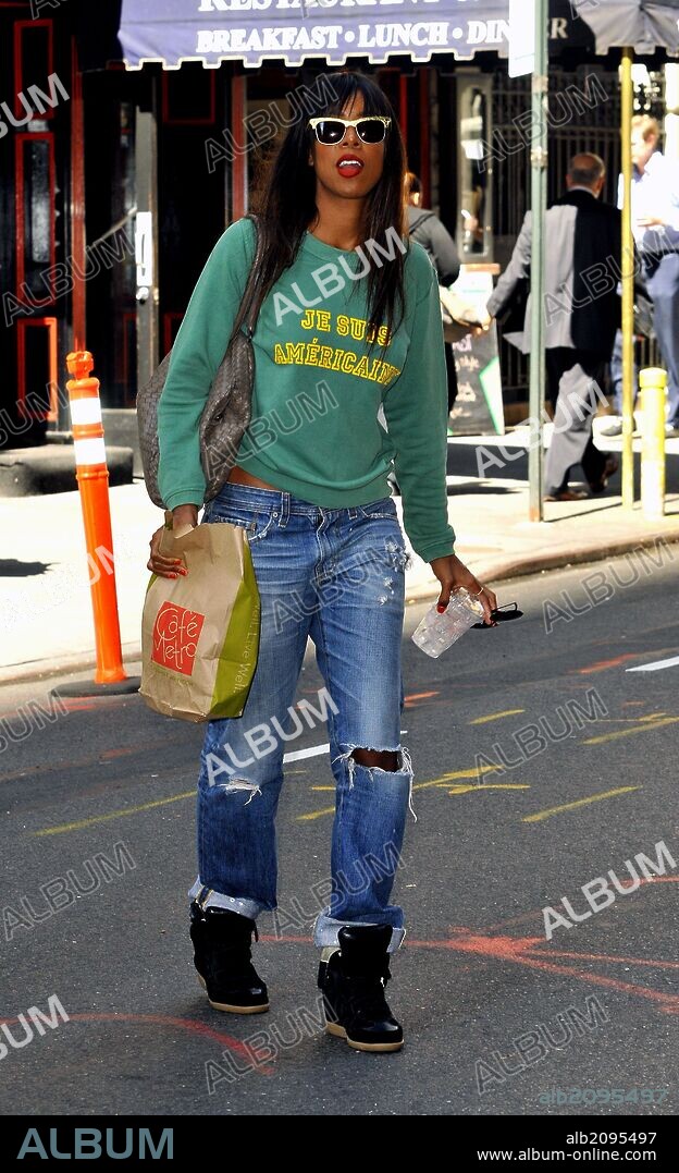 June 19, 2013 - New York City, NY, USA - Singer Kelly Rowland left the studios of 'Good Morning America' and nips out to buy some lunch in Times Square on June 19 2013 in New York City. 19/06/2013