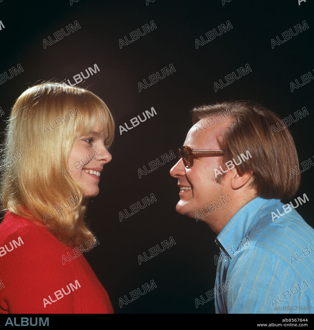 1971.. MARIE GÖRANZON OCH JAN MALMSJÖ Publ i RiR 1-2/71-72, sv/v, (spegelvänd) inför NYÅRSTRÄFFEN med Lasse Holmqvist. Sänt första gången 1971-12-31. Profiler CD557 persons: MARIE GÖRANZON;JAN MALMSJÖ sites: SVERIGE.