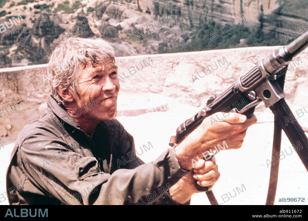 JAMES COBURN en EL ASALTO DE LOS HOMBRES PÁJARO, 1976 (SKY RIDERS), dirigida por DOUGLAS HICKOX. Copyright 20TH CENTURY FOX.
