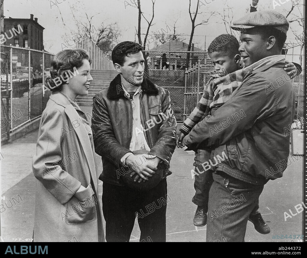 JOHN CASSAVETES, KATHLEEN MAGUIRE y SIDNEY POITIER en DONDE LA CIUDAD TERMINA, 1957 (EDGE OF THE CITY), dirigida por MARTIN RITT. Copyright M.G.M.