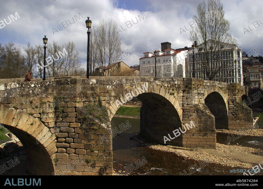 Monforte de Lemos; puente romano / románico sobre el río Cabe  + torre del homenaje en alto monte San Vicente.