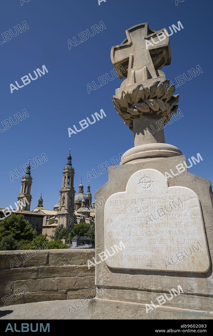 Monumento a otros héroes de los Sitios, Ricardo Magdalena, 1908, Puente de Piedra sobre el rio Ebro y Basílica de Nuestra Señora del Pilar, Zaragoza, Aragón, Spain, Europe.