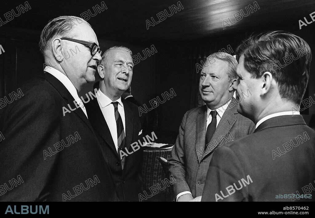 STOCKHOLM 1966-06-09. Statsminister Tage Erlander (s), Folkpartiledaren Bertil Ohlin och Högerpartiledaren Yngve Holmberg möter brittiske Toryledaren Edward Heath (tvåa från höger) . Foto: TT Historical / Kod 1902.
