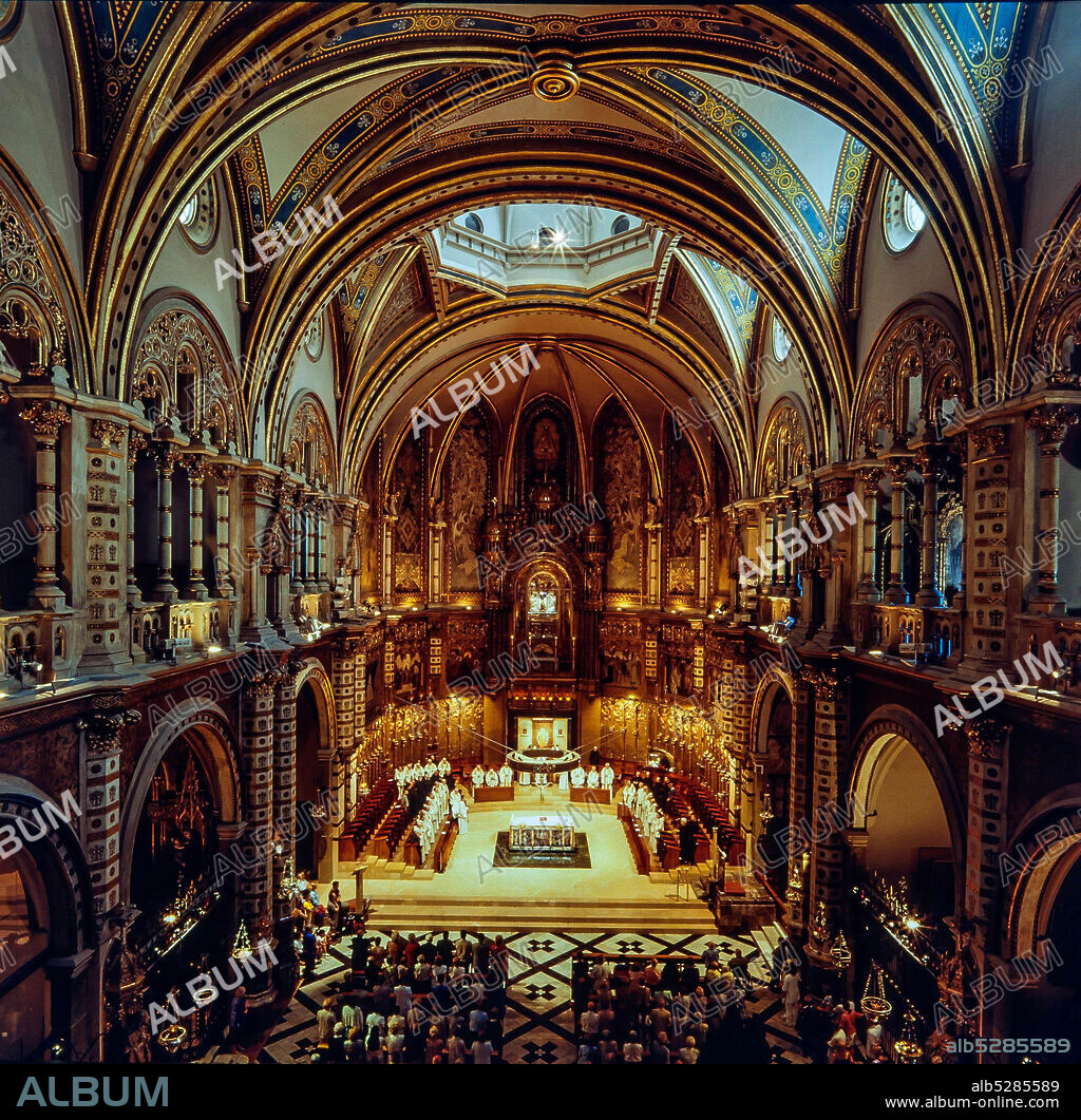 Misa conventual en el interior de la basílica, Monasterio de Montserrat.Monistrol de Montserrat, Barcelona.