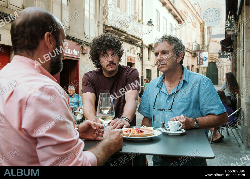 FEDERICO PEREZ REY, MIGUEL DE LIRA and XOSE TOURIÑAN in CUÑADOS, 2021, directed by TOÑO LOPEZ. Copyright Portocabo.