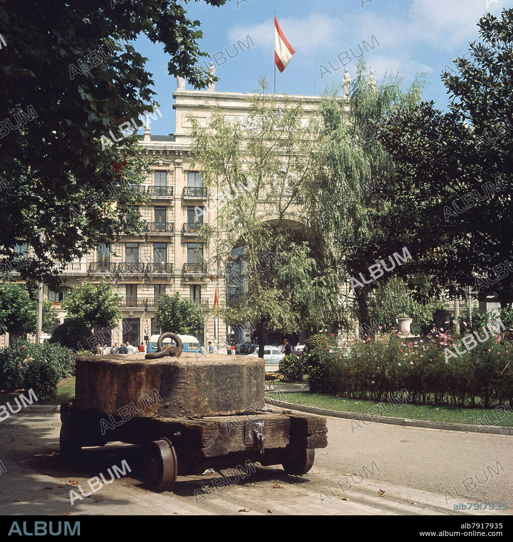 JARDINES DE CONCHA ESPINA CON EL EDIFICIO DEL BANCO SANTANDER AL FONDO - FOTO AÑOS 60.