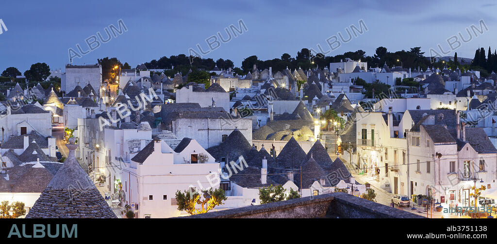 Trulli, traditional houses, Rione Monti area, Alberobello, UNESCO World Heritage Site, Valle d'Itria, Bari district, Puglia, Italy, Europe.