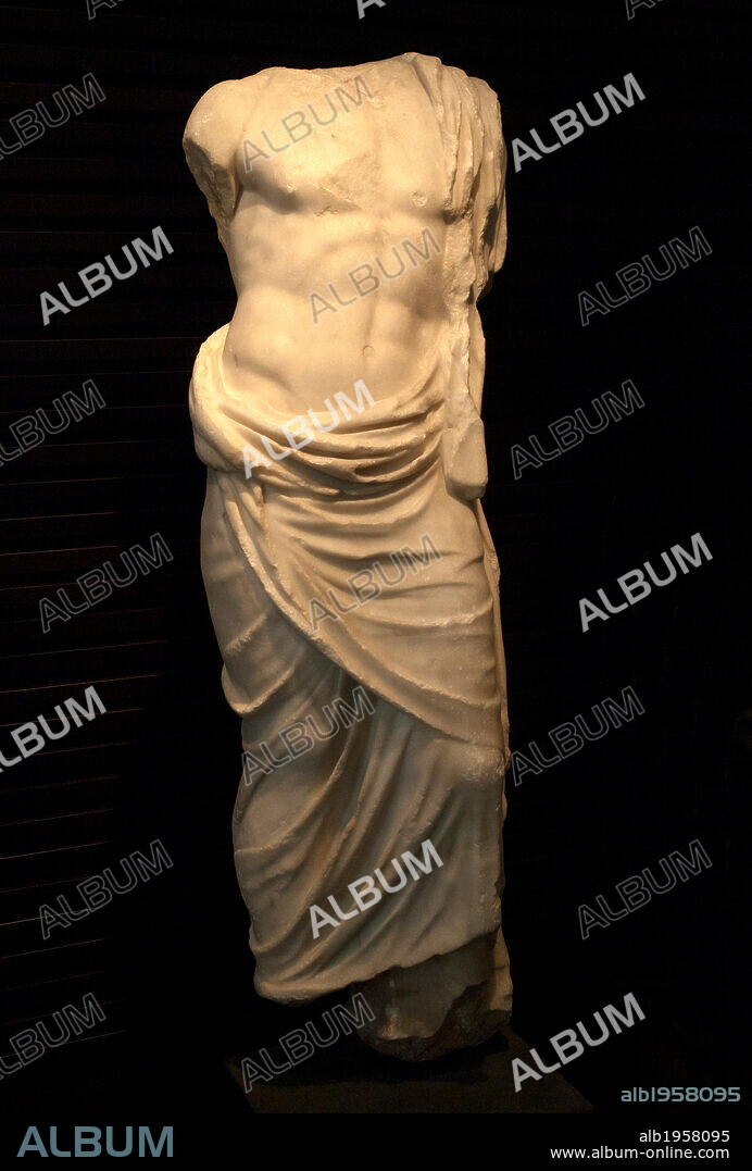 ARTE ROMANO. ESPAÑA. Escultura sin cabeza del dios de la medicina, ESCULAPIO. Mármol. Museo Arqueológico Nacional de Madrid. España.