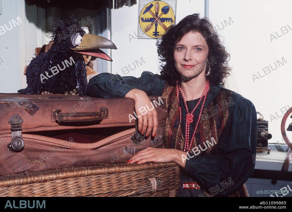 For ten lively years Mrs. Siebenstein (ADELHEID ARNDT) has been leading people through her wonderful junk shop. For ten years her RABE RUDI, a naughty and curious person, has been running around the whole house. And for ten years SUITCASE, the old slow-selling item, has been rumbling down from the shelf. aka. Magic Rudi / Headline: 10 YEARS OF SIEBENSTEIN.