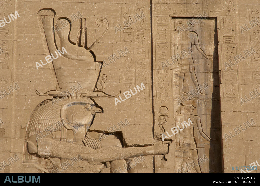 ARTE EGIPCIO. PILON del TEMPLO DE HORUS. Detalle del dios HORUS (cabeza de halcón) portando la doble corona. EDFU. Egipto. Norte de Africa.