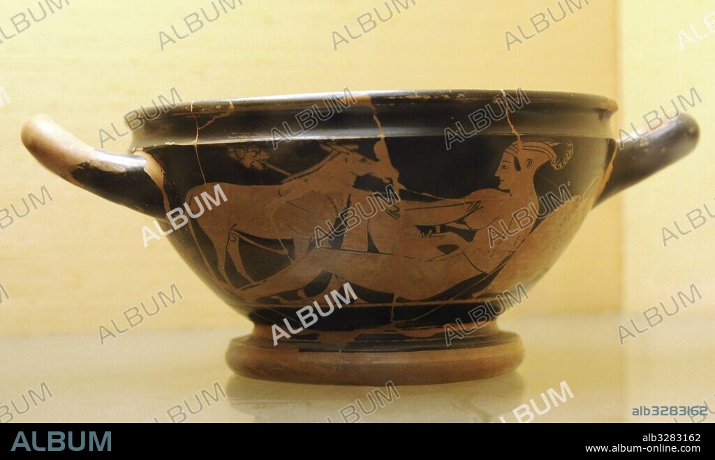 Arte griego. Esquifo o Skyphos ática (Vasija de cerámica en forma de cuenco o taza con dos asas horizontales). Decorada con figuras rojas y atribuida al pintor de cerámicas Epiktetos, activo de 520-490 a. C. Finales siglo VI a. C. Museo Arqueológico Nacional. Nápoles. Italia.