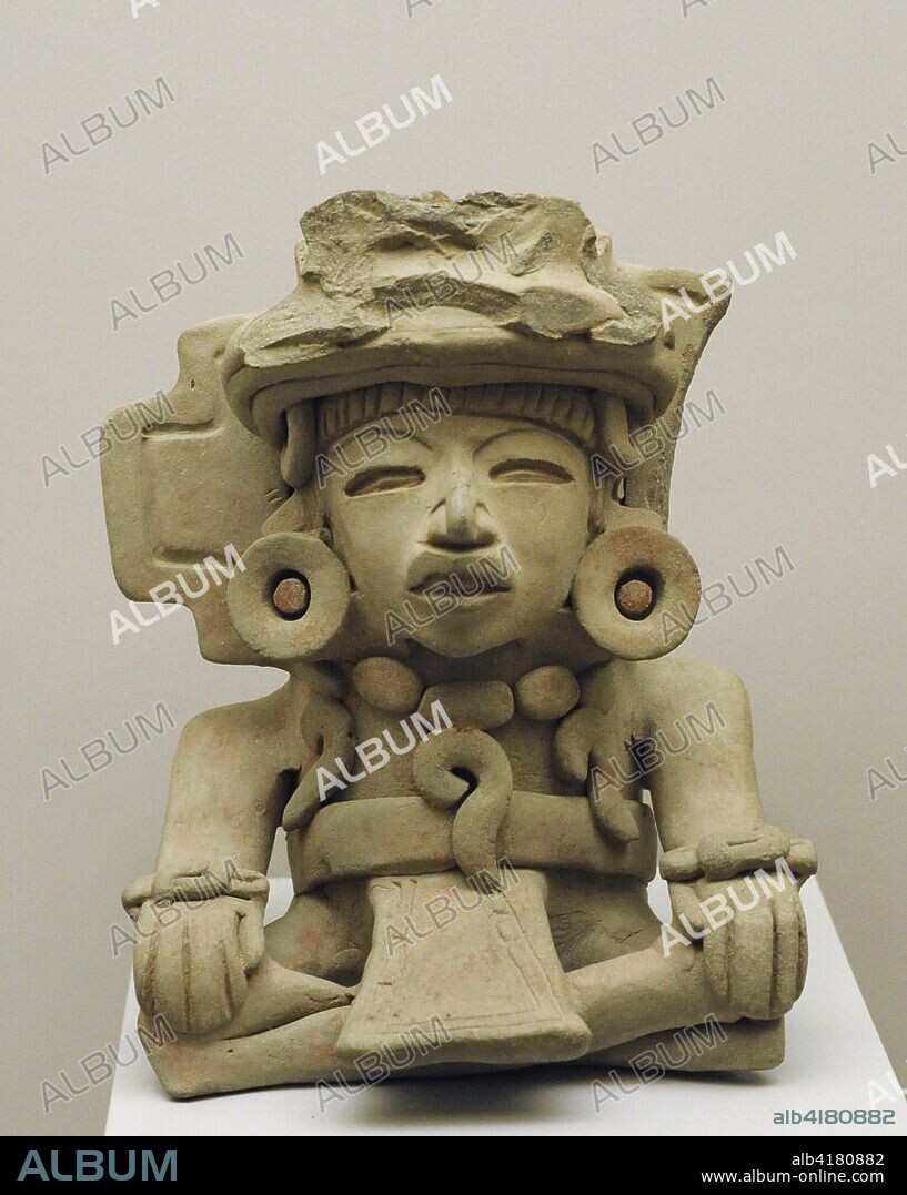 Urna funeraria representando un personaje sentado. Cerámica pintada. Cultura Zapoteca (Monte Albán III). Período Clásico Temprano y Medio (100-700 d. C.). México. Museo de América. Madrid. España.