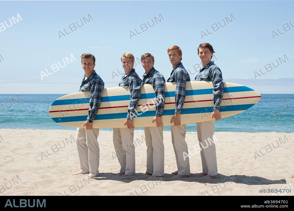 BRETT DAVERN, GRAHAM ROGERS, JAKE ABEL, KENNY WORMALD und PAUL DANO in LOVE & MERCY, 2014, unter der Regie von BILL POHLAD. Copyright JOHN WELLS PRODUCTIONS.