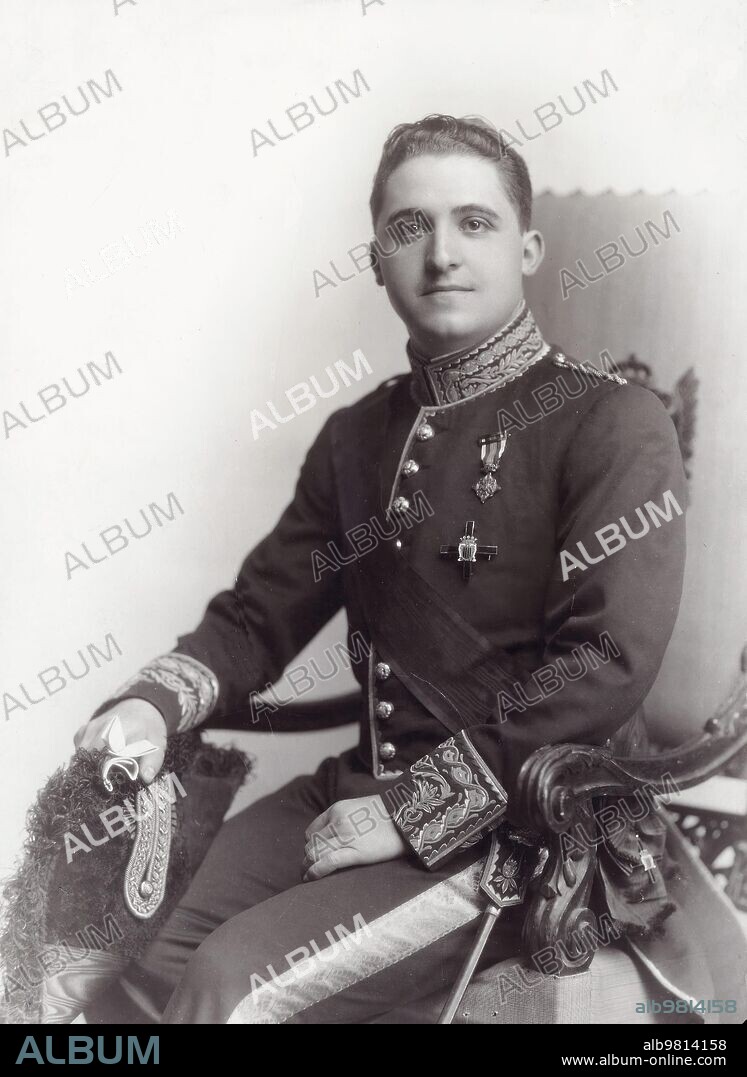 1930. Agustín de Foxá con uniforme de diplomático.