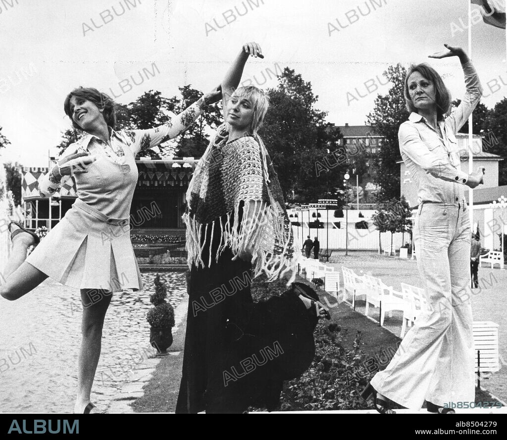 GÖTEBORG 1974-07-25.. Siw Malmkvist, Marie Bergman och Inger Öst vid Spegeldammen på Liseberg *** Local Caption *** GT - Foto: Bela Unger / Kamerareportage / TT / Kod: 2524.