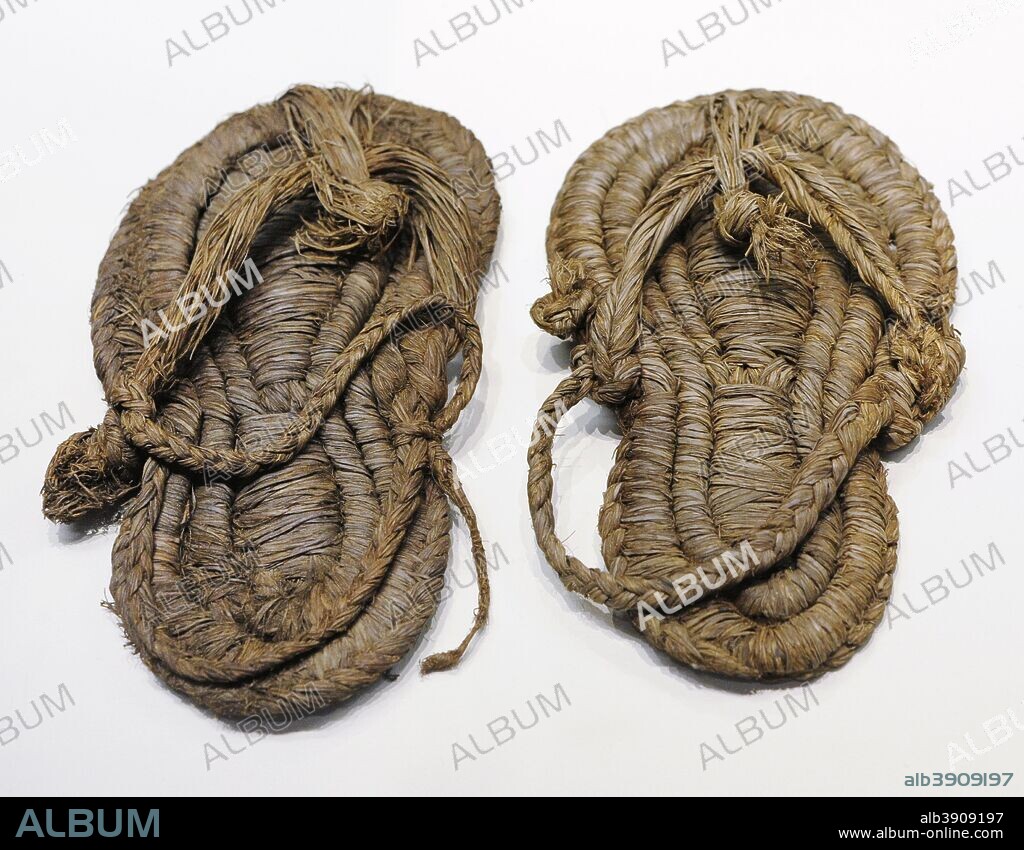 Sandalias de esparto. Neolítico. Cueva de los Murciélagos, Albuñol (provincia de Granada). Museo Arqueológico Nacional. Madrid. España.