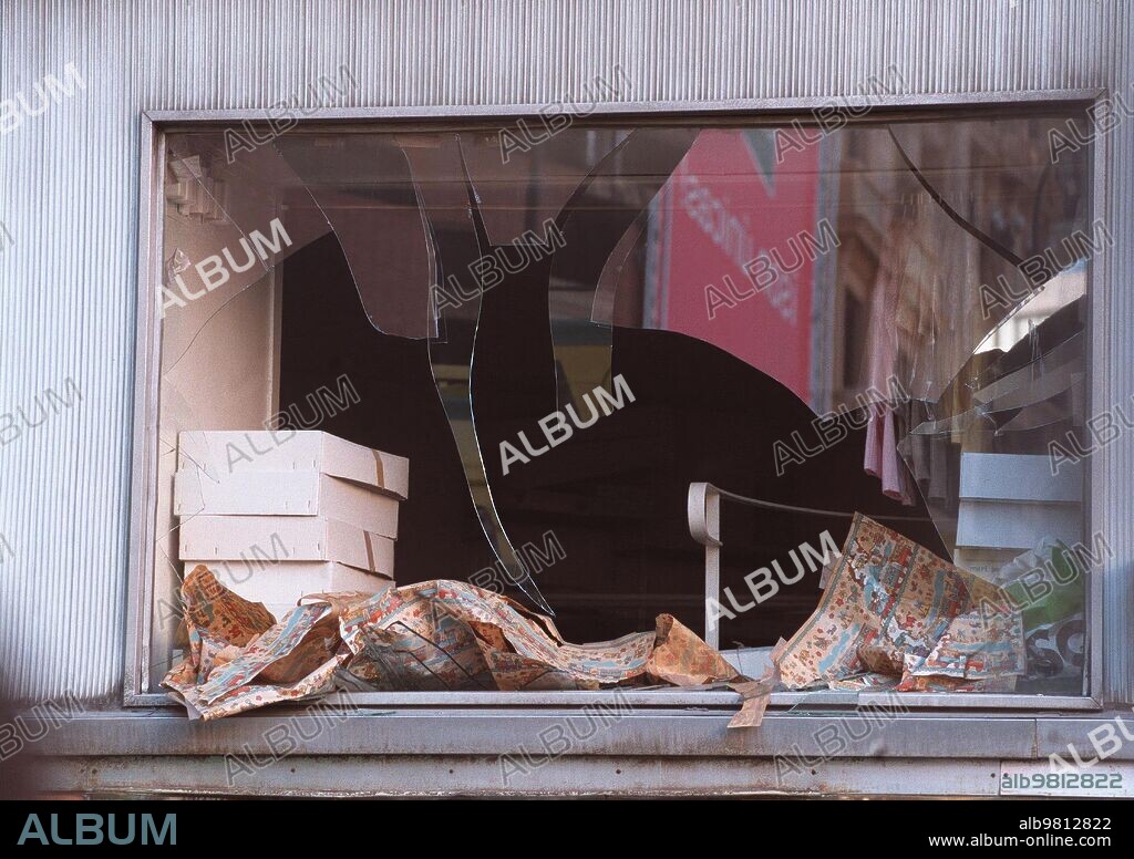 July 11, 2000. Madrid...12..7..00..Attack in Callao...Photo Luis de Vega, Jordi Romeu, Chema Barroso..Archdc.