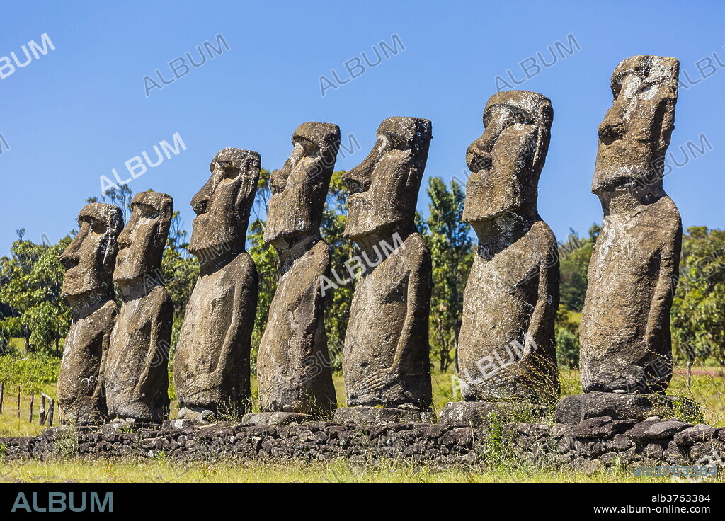 Seven Moai at Ahu Akivi, the first restored altar on Easter Island (Isla de Pascua) (Rapa Nui), UNESCO World Heritage Site, Chile, South America.