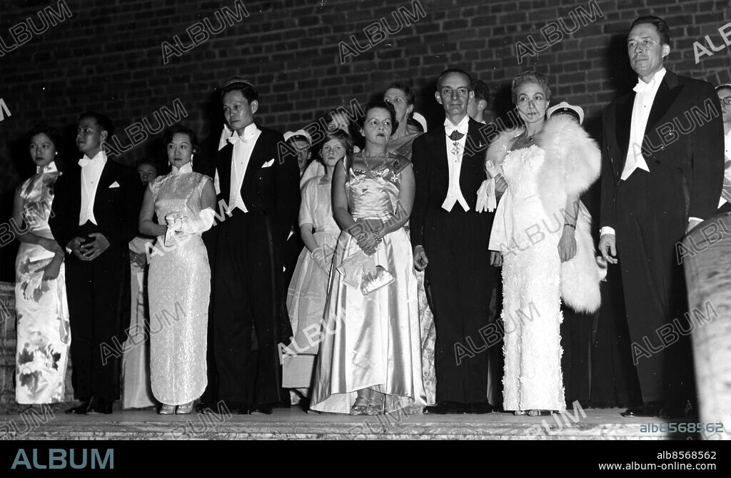 Orig. bildtext... Från Nobelgalan i Stadshuset i dec. 1957. Anm. Från vänster: Fru Tsung Dao Lee, Tsung Dao Lee, fru Yang Chen Ning, Yang Chen Ning, fru Daniel Bovet, Daniel Bovet, Francine Camus och Albert Camus. persons: Albert Camus ;Daniel Bovet ;Francine Camus ;Tsung Dao Lee ;Yang Chen Ning sites: STOCKHOLM ;SVERIGE.
