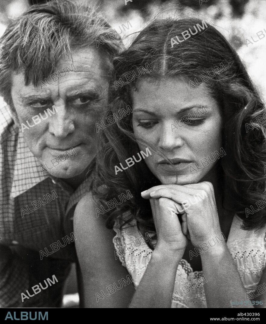 AMY IRVING y KIRK DOUGLAS en LA FURIA, 1978 (THE FURY), dirigida por BRIAN DE PALMA. Copyright 20TH CENTURY FOX.