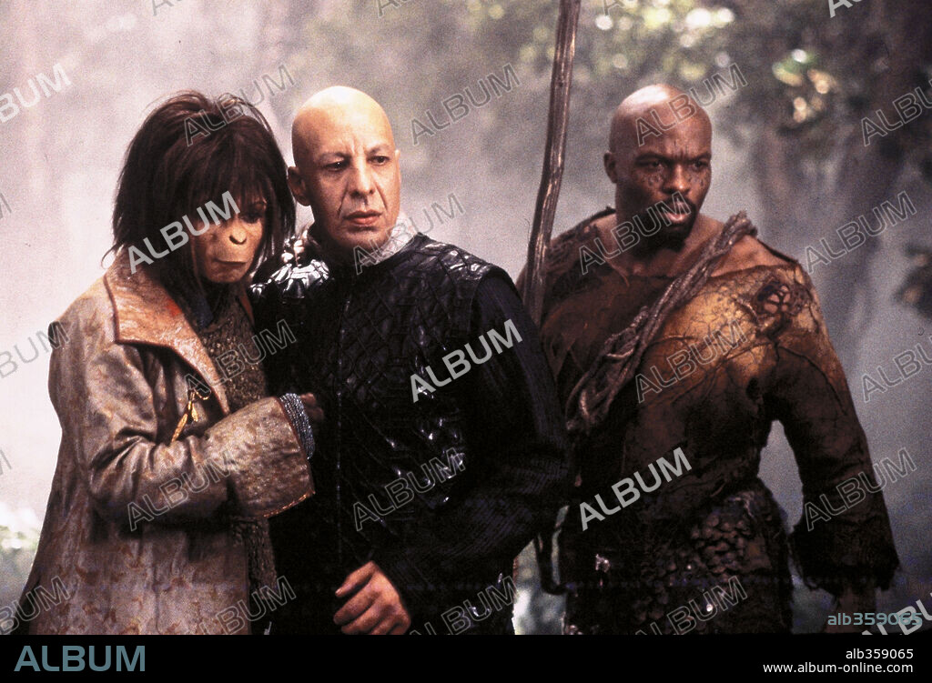 ERIK AVARI, EVAN PARKE and HELENA BONHAM CARTER in PLANET OF THE APES, 2001, directed by TIM BURTON. Copyright 20TH CENTURY FOX / EMERSON, SAM.